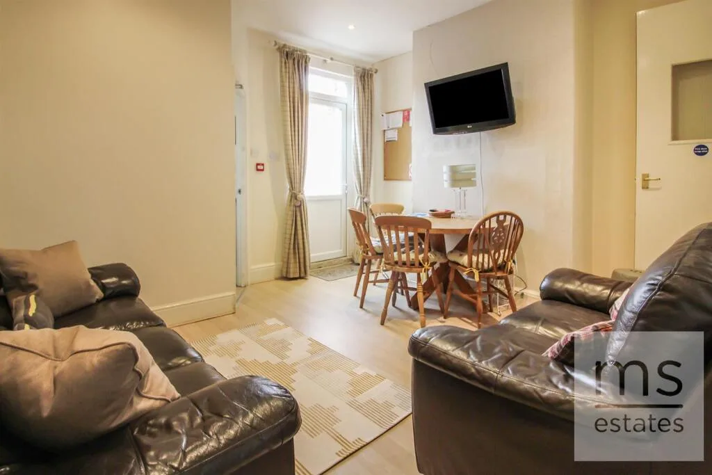 5 bedroom semi-detached house for rent