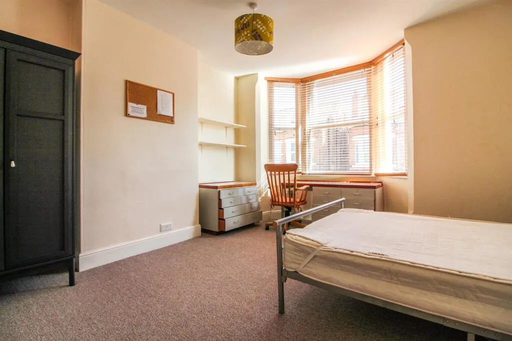 5 bedroom semi-detached house for rent