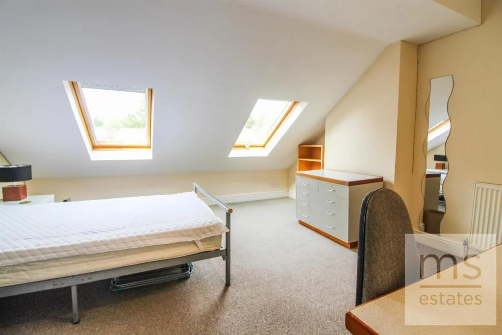 5 bedroom semi-detached house for rent