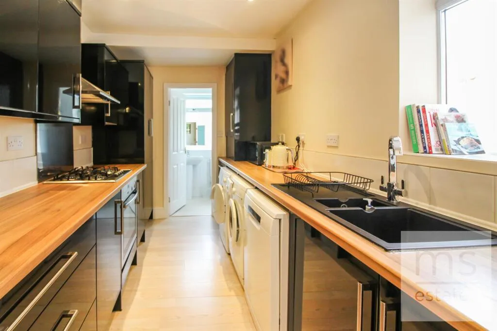 5 bedroom semi-detached house for rent
