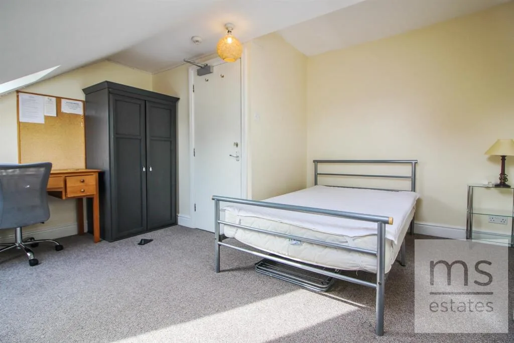 5 bedroom semi-detached house for rent