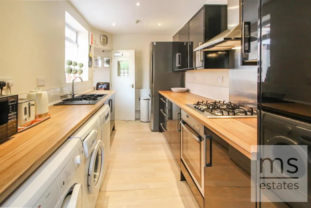 5 bedroom semi-detached house for rent