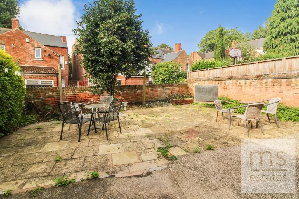 5 bedroom semi-detached house for rent
