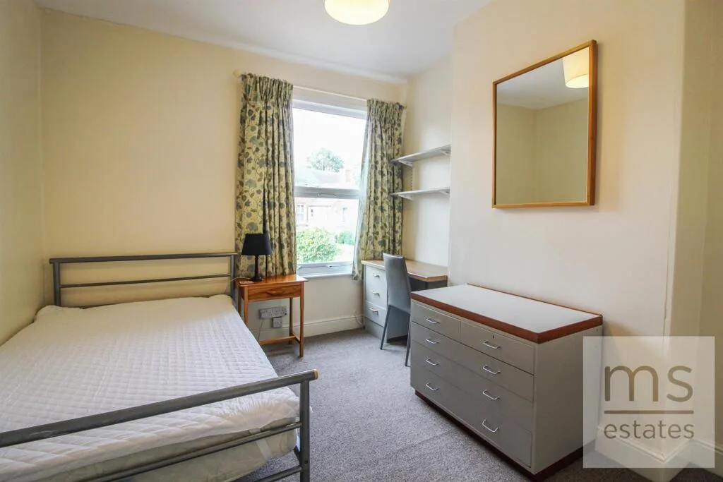 5 bedroom semi-detached house for rent