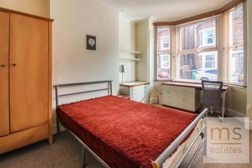 5 bedroom semi-detached house for rent