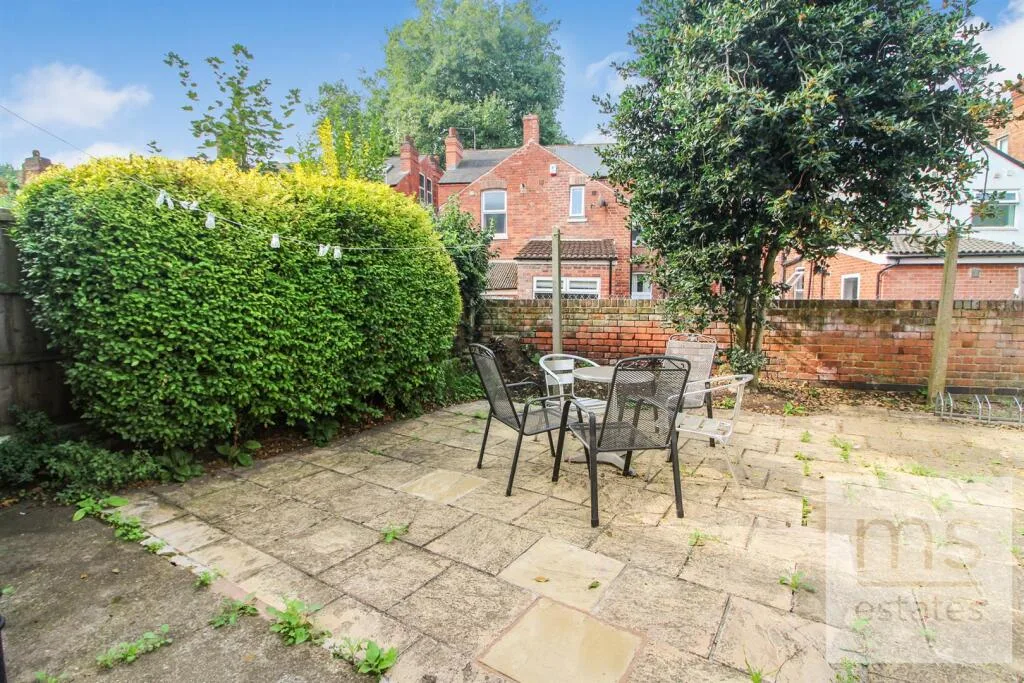 5 bedroom semi-detached house for rent