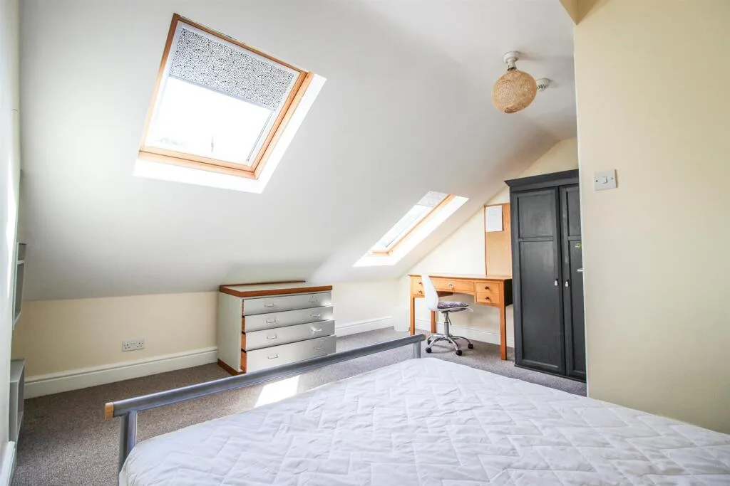 5 bedroom semi-detached house for rent