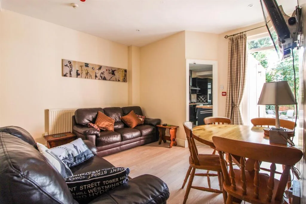 5 bedroom semi-detached house for rent