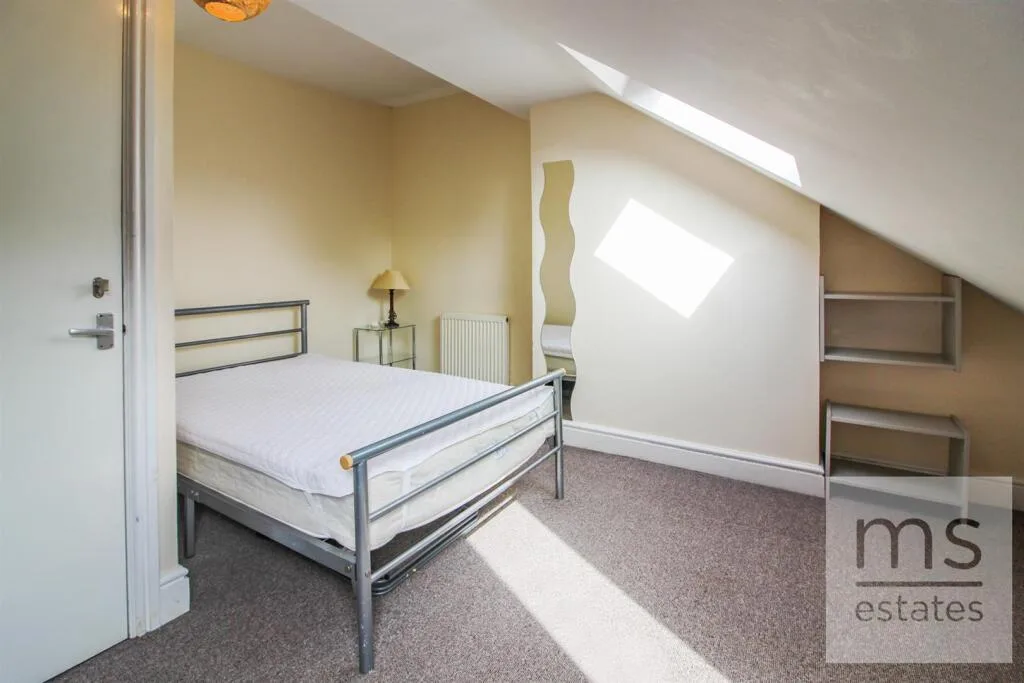 5 bedroom semi-detached house for rent