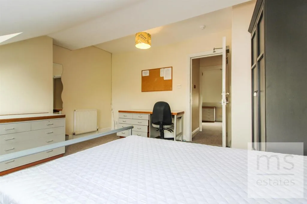 5 bedroom semi-detached house for rent
