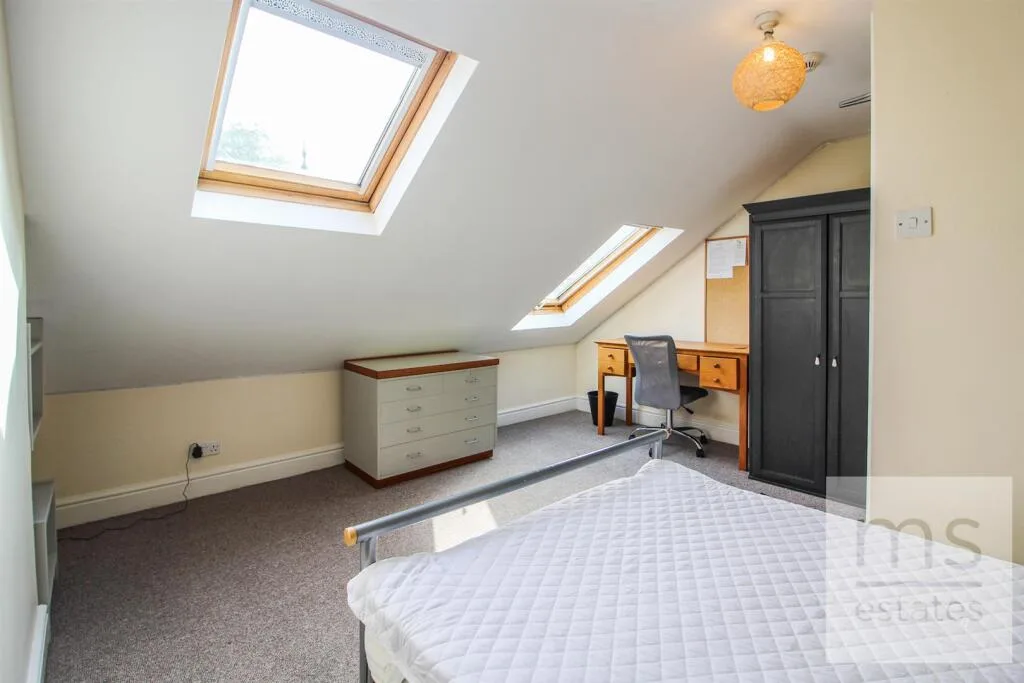 5 bedroom semi-detached house for rent