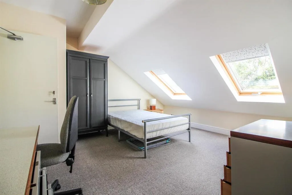 5 bedroom semi-detached house for rent