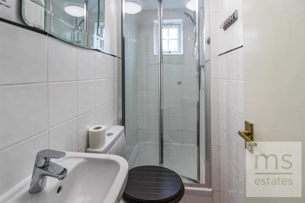 5 bedroom semi-detached house for rent