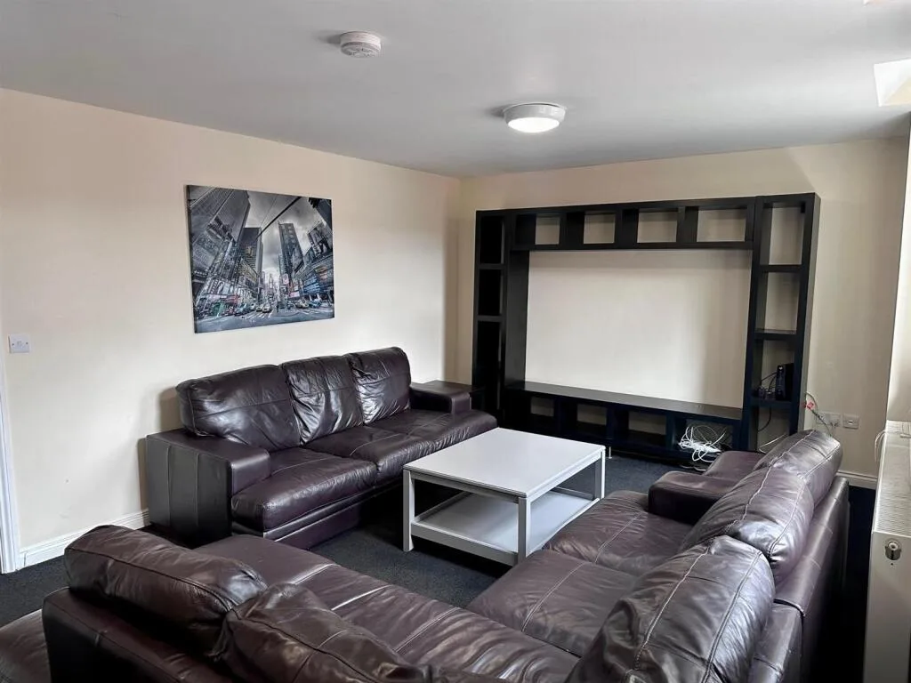 6 bedroom flat for rent
