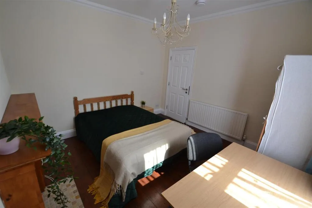 5 bedroom semi-detached house for rent