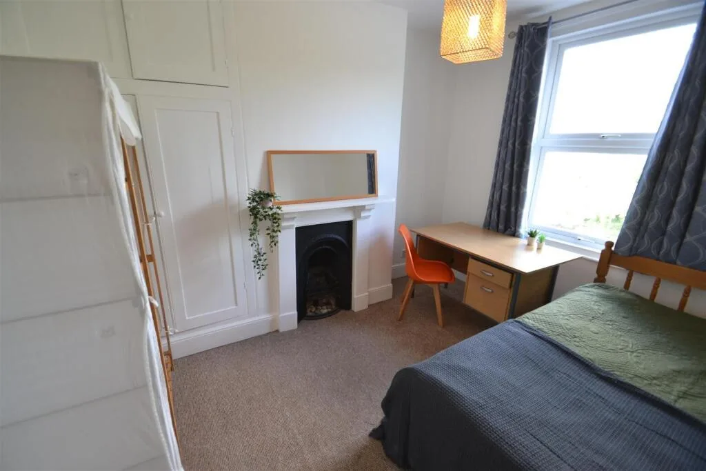 5 bedroom semi-detached house for rent