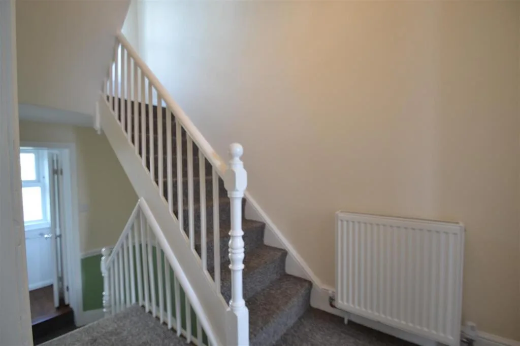 5 bedroom semi-detached house for rent