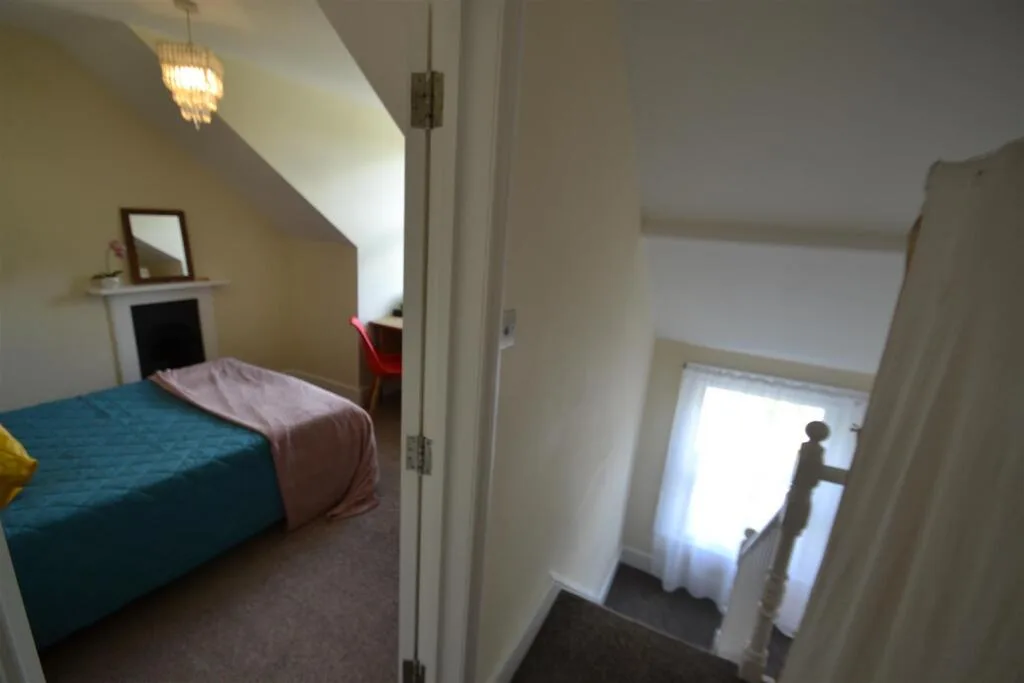5 bedroom semi-detached house for rent