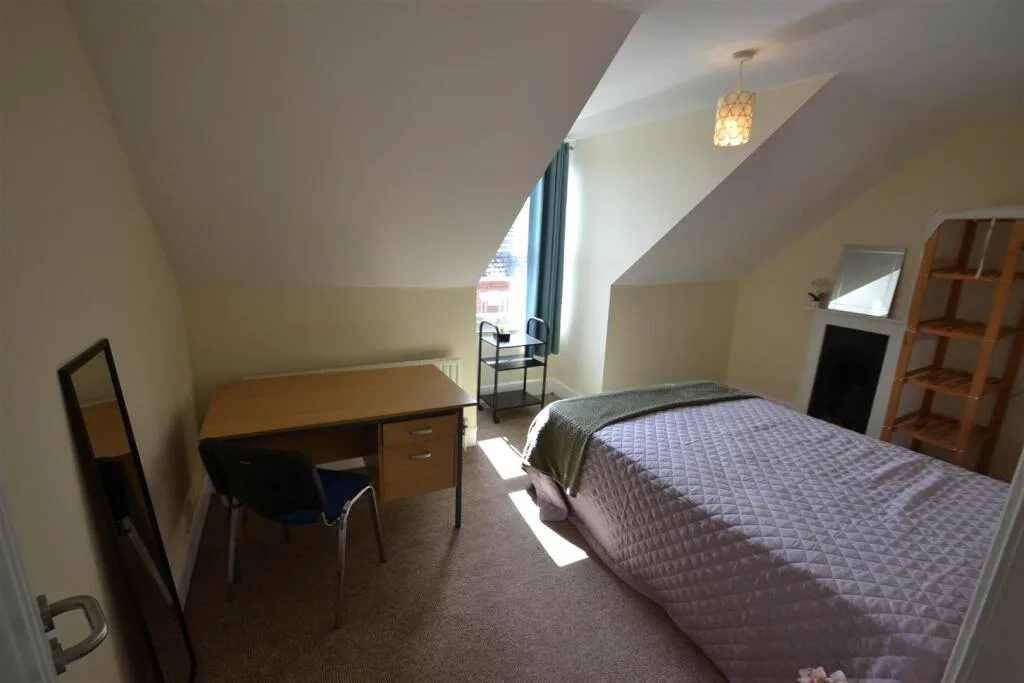 5 bedroom semi-detached house for rent