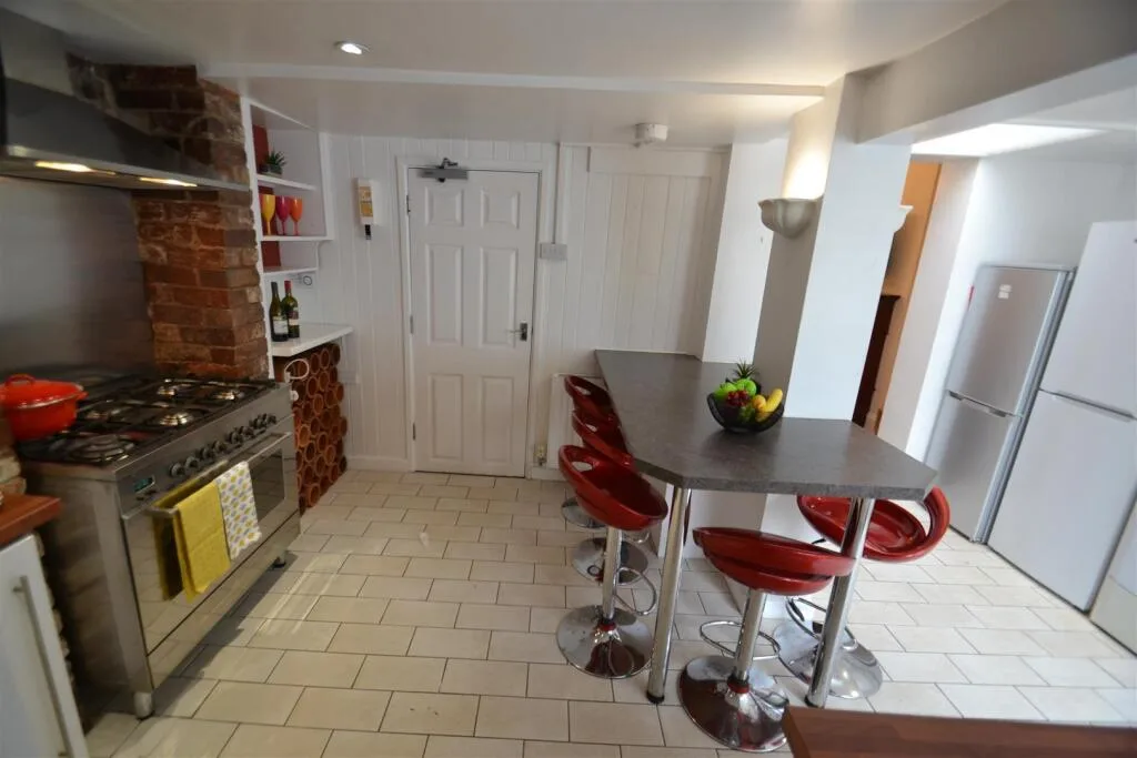 5 bedroom semi-detached house for rent