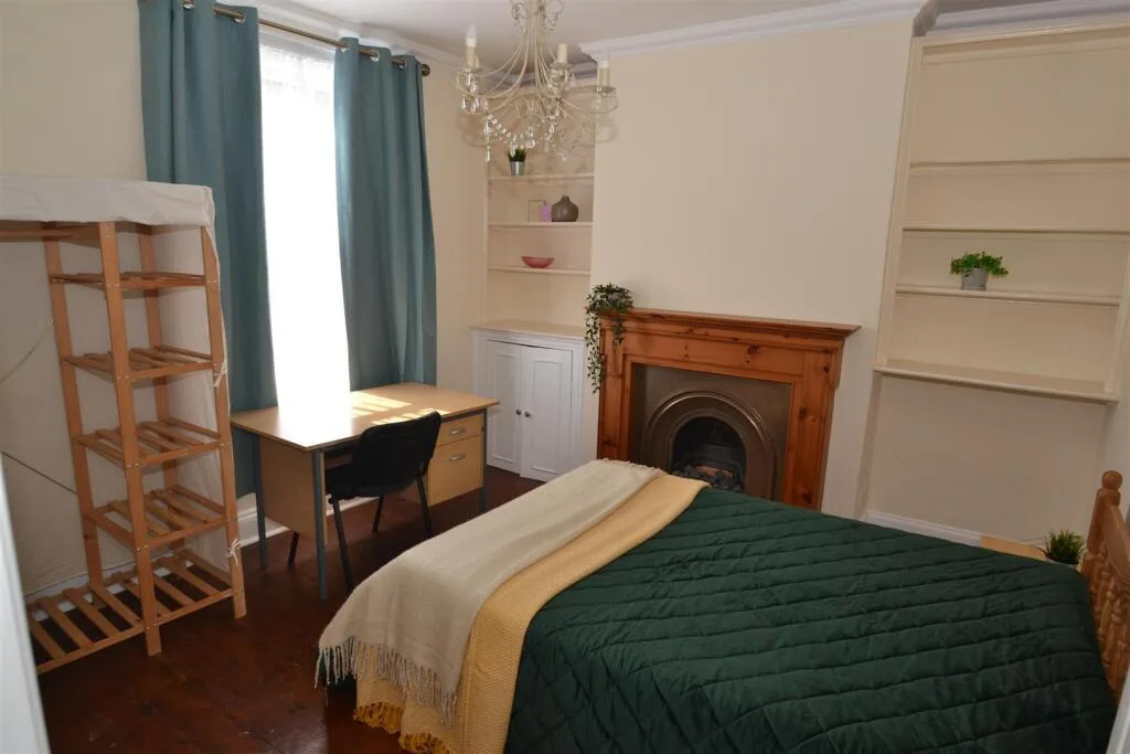 5 bedroom semi-detached house for rent