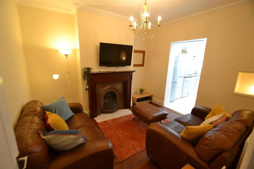5 bedroom semi-detached house for rent