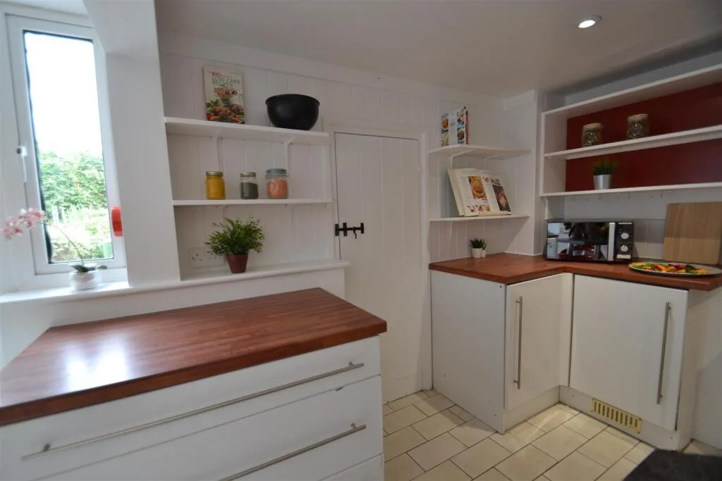 5 bedroom semi-detached house for rent