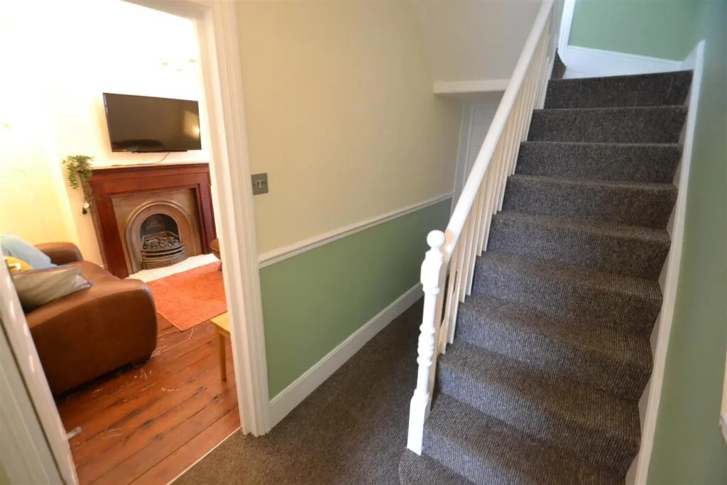 5 bedroom semi-detached house for rent