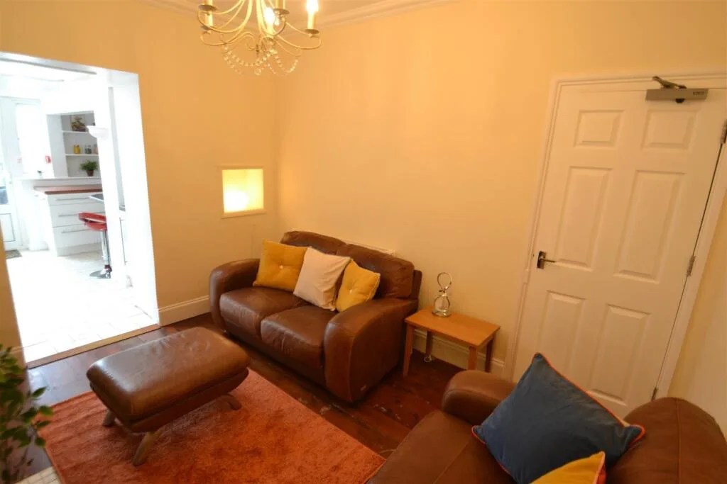 5 bedroom semi-detached house for rent