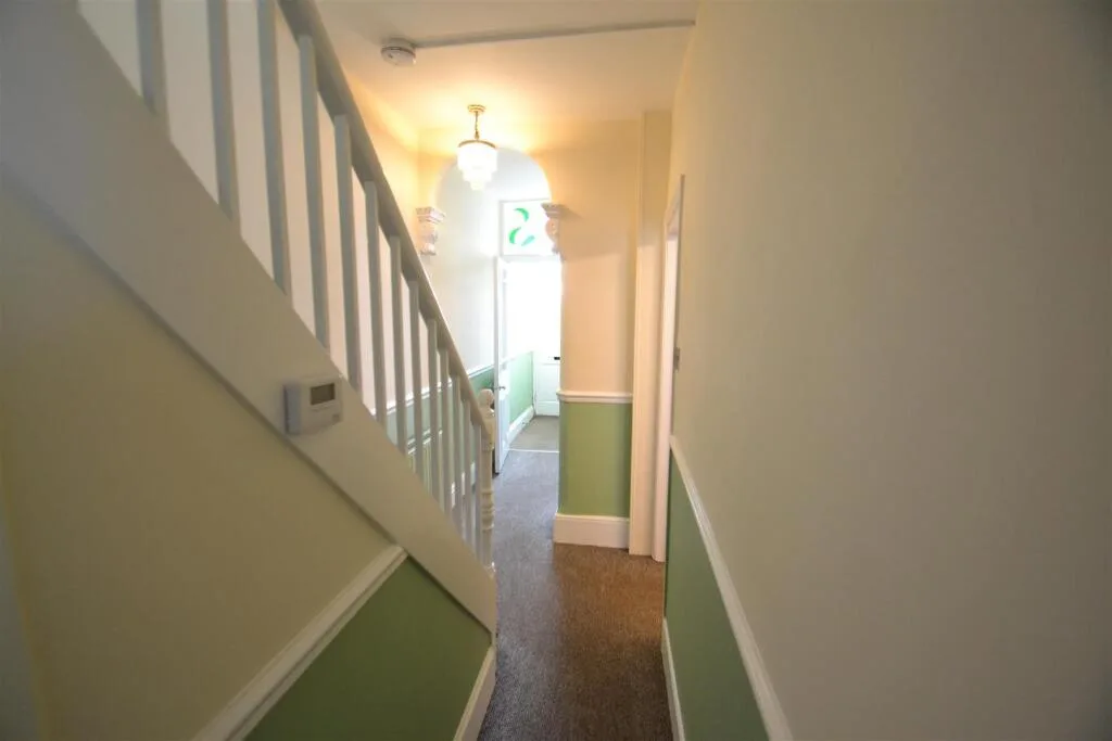 5 bedroom semi-detached house for rent