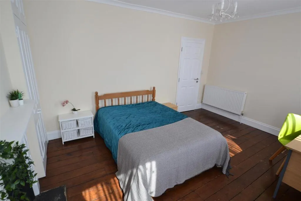 5 bedroom semi-detached house for rent