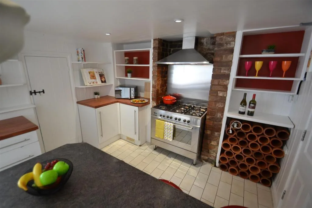 5 bedroom semi-detached house for rent