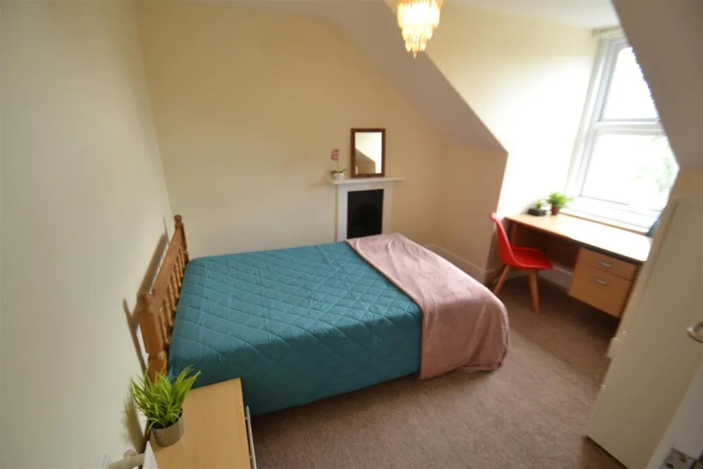 5 bedroom semi-detached house for rent
