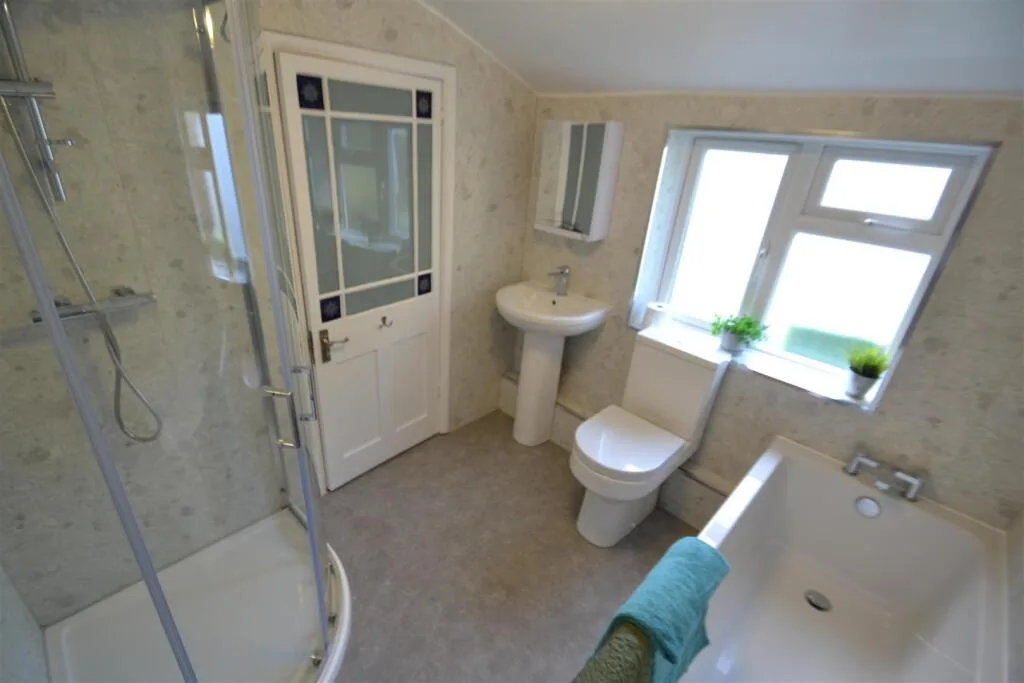 5 bedroom semi-detached house for rent