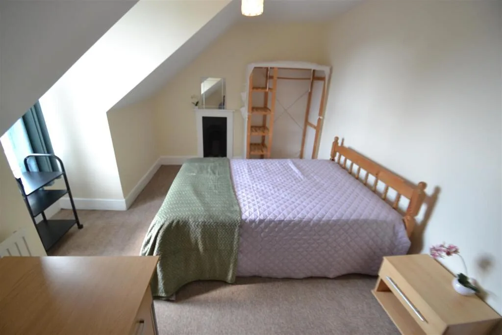 5 bedroom semi-detached house for rent