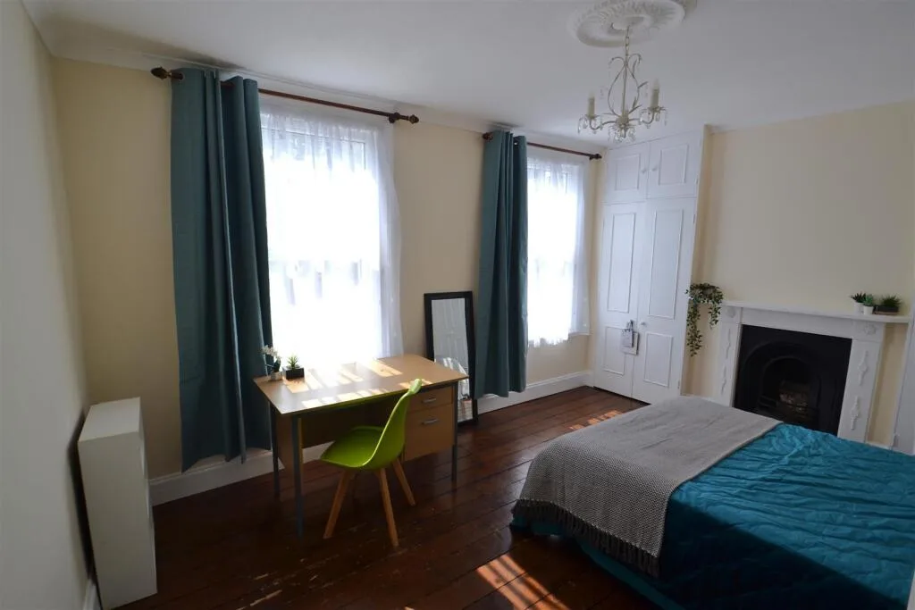 5 bedroom semi-detached house for rent