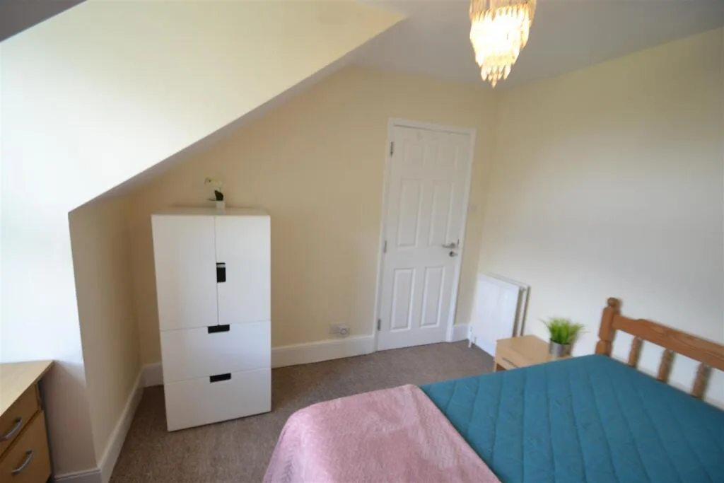 5 bedroom semi-detached house for rent