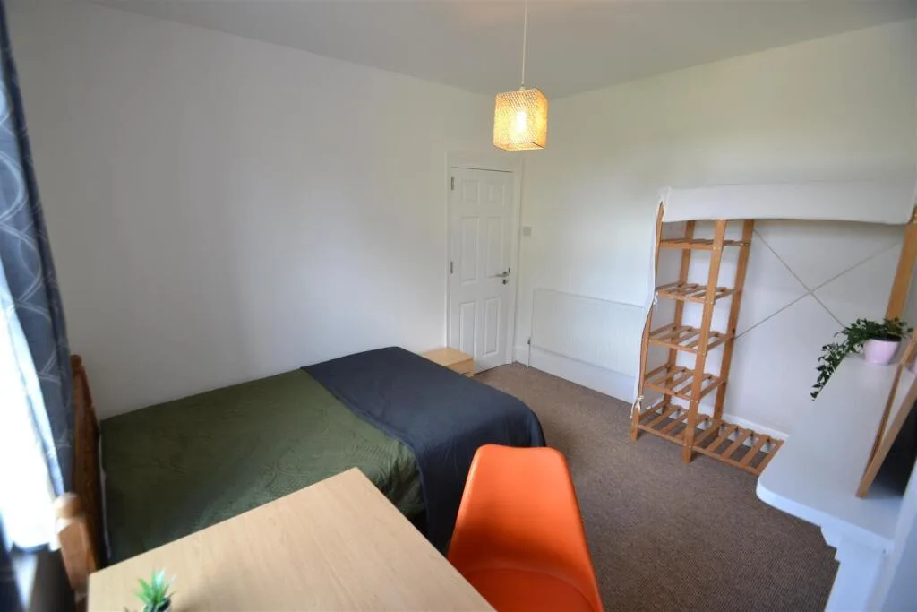 5 bedroom semi-detached house for rent