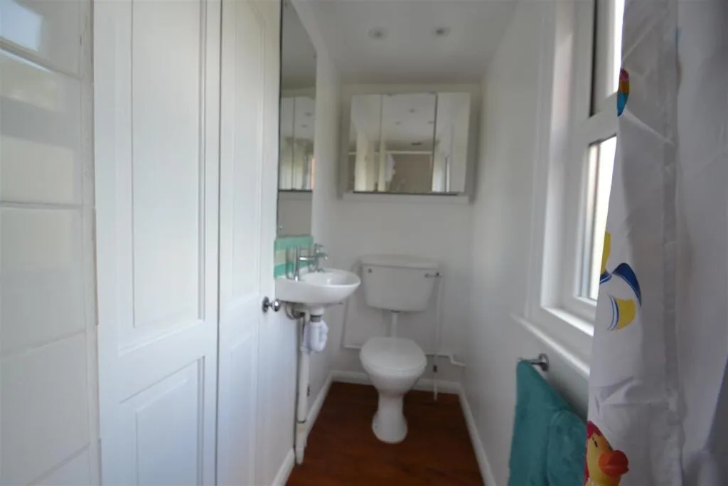 5 bedroom semi-detached house for rent