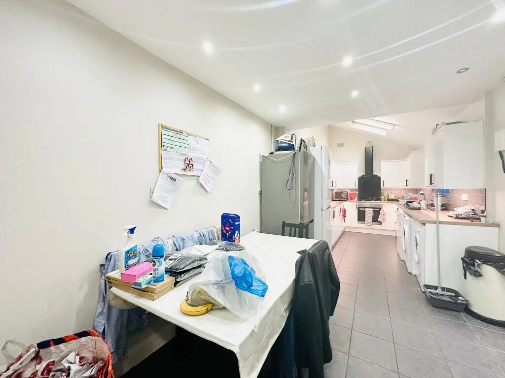 6 bedroom terraced house for rent