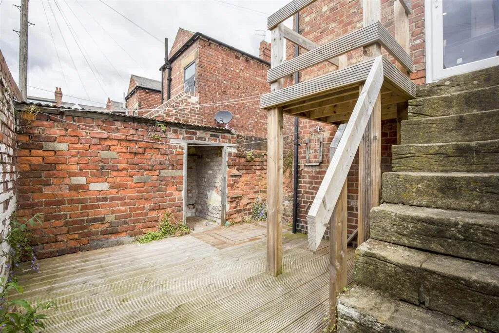 6 bedroom maisonette for rent