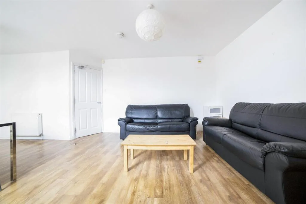 6 bedroom maisonette for rent