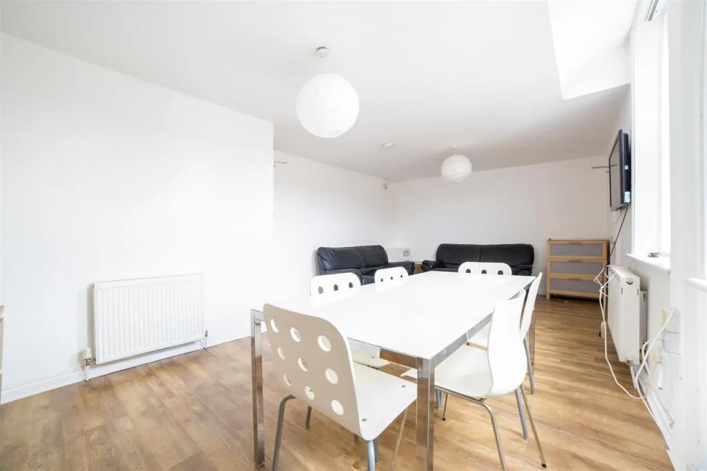 6 bedroom maisonette for rent