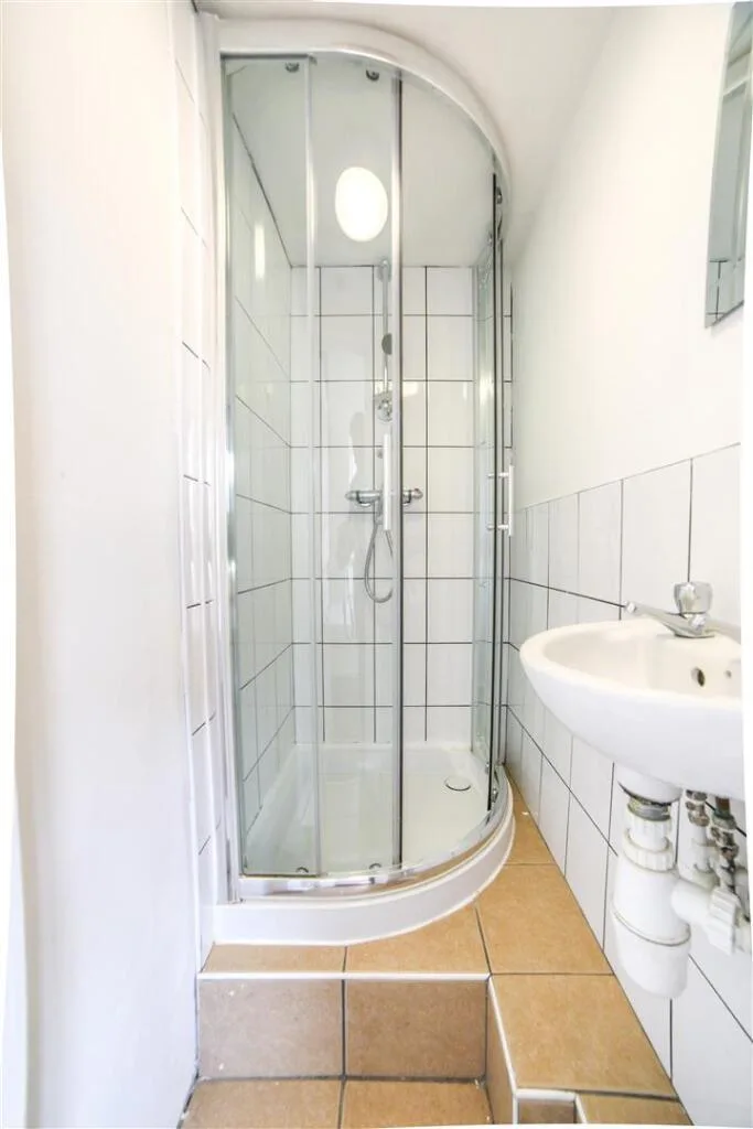 6 bedroom maisonette for rent