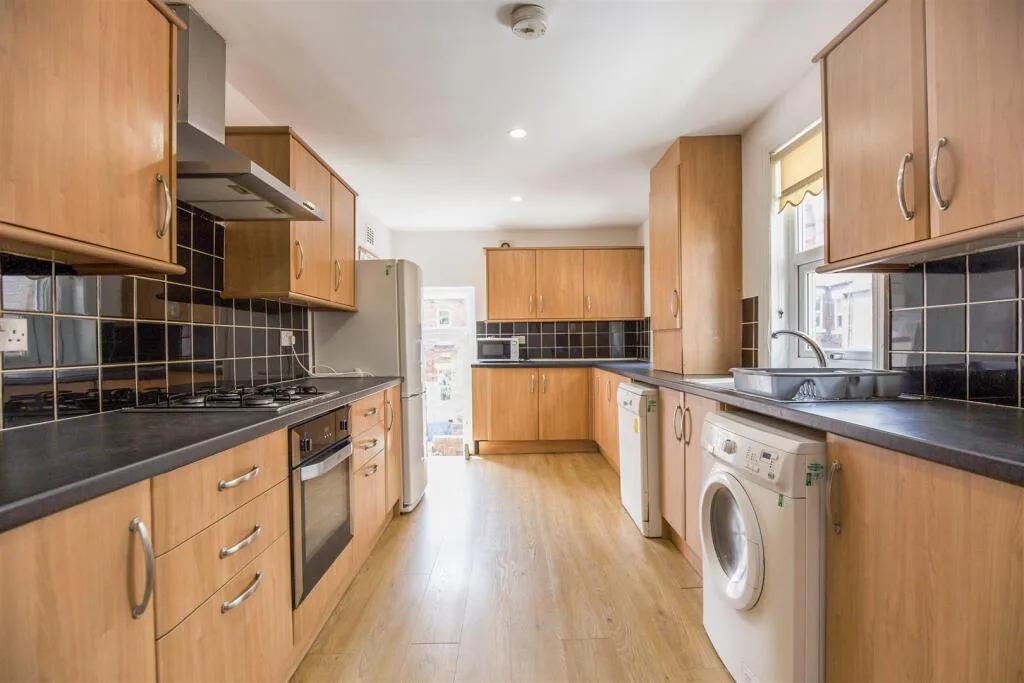 6 bedroom maisonette for rent