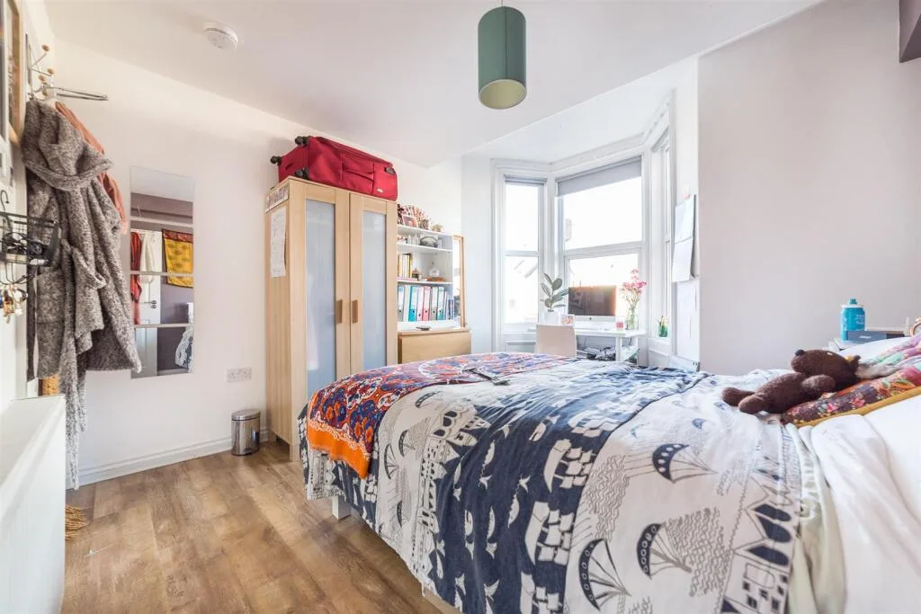 6 bedroom maisonette for rent