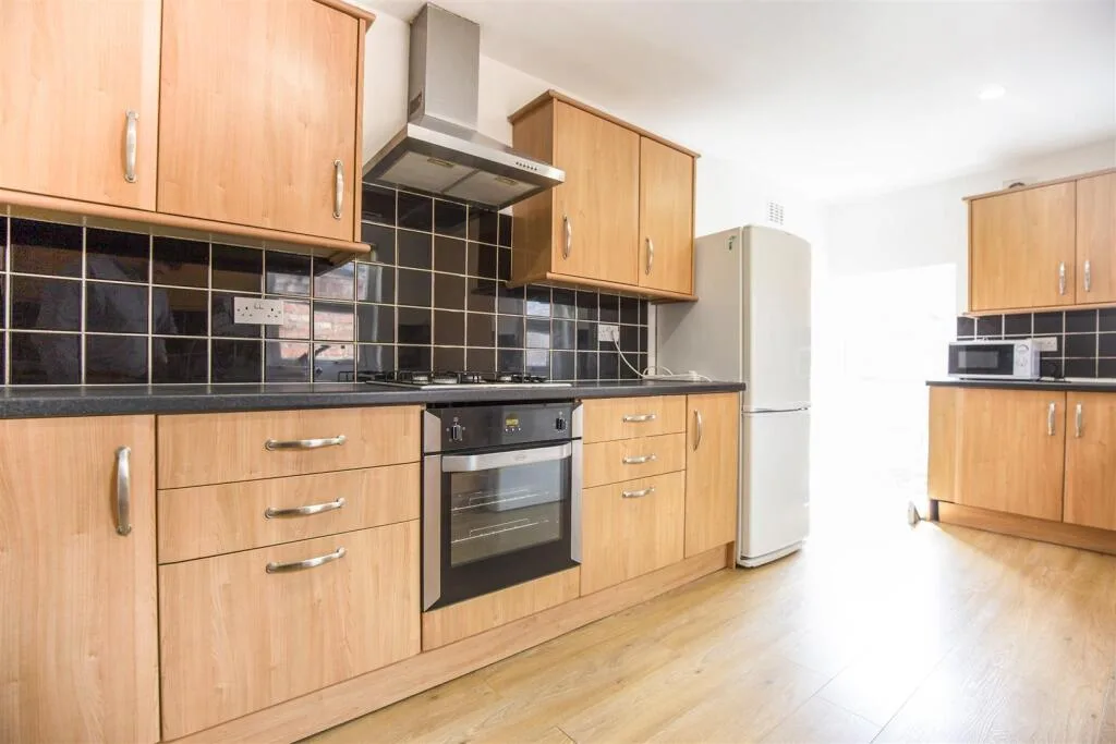 6 bedroom maisonette for rent