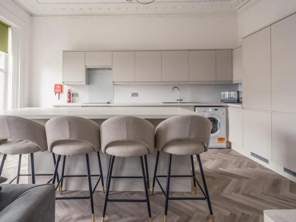 6 bedroom maisonette for rent
