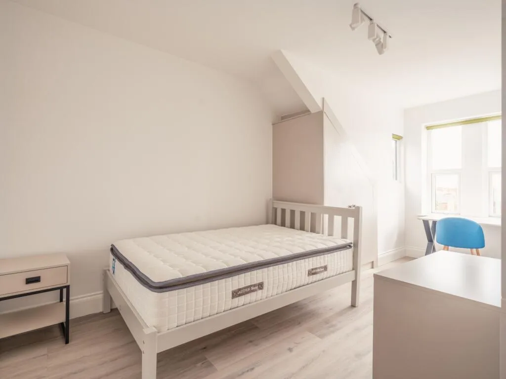 6 bedroom maisonette for rent
