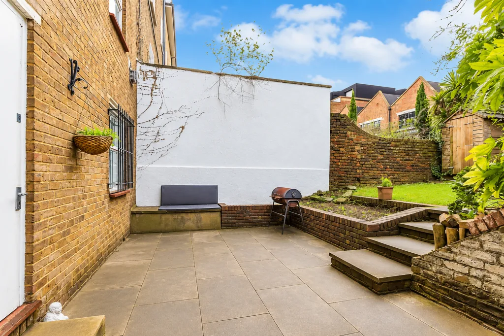4 bedroom maisonette for rent
